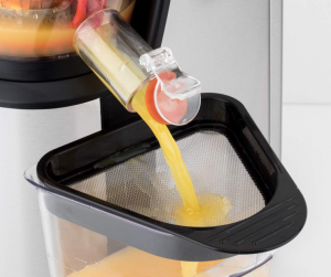 Jus frais concentré fait par l'extracteur de jus H Koenig GSX18